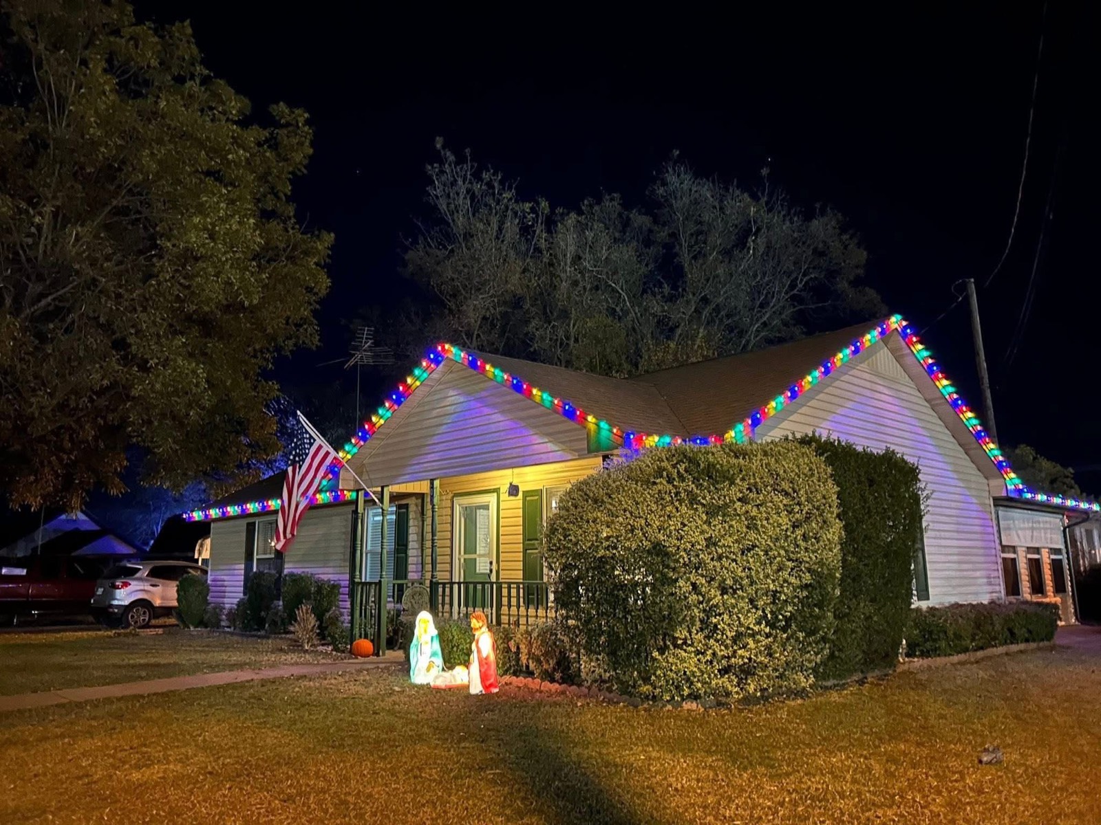Cottage with multicolor C9 lights outlining the gables and rooflines